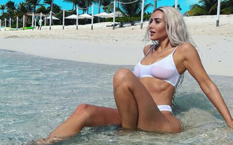 Kim Kardashian sluit het jaar af met een wet t-shirt shoot op het strand